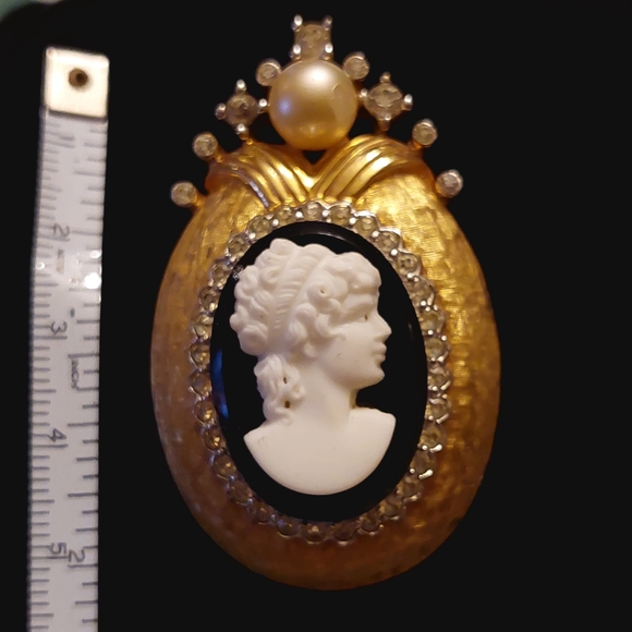 COPY - Victorian Revival Goldtone Cameo Brooch with Faux Pearl and Bright Rhine… - Picture 3 of 12